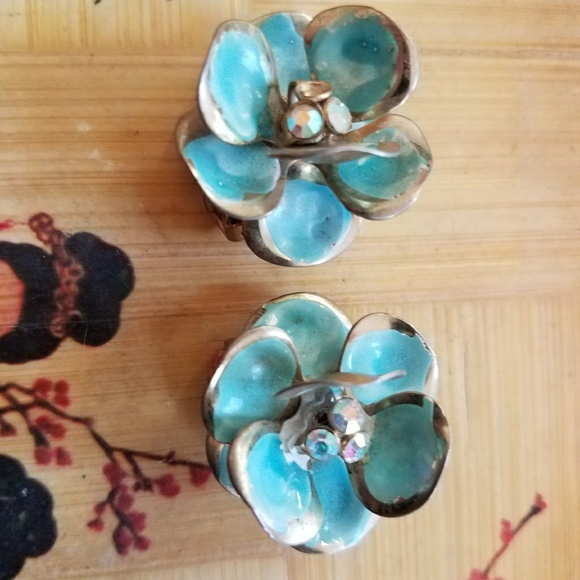 💕 Vintage Floral Earrings Clip on 💕 - Picture 3 of 3
